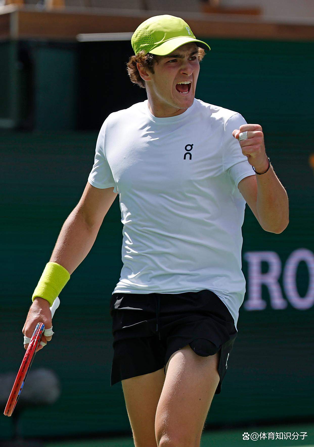 开云在线登录界面-费德勒重返赛场,大比分获胜首场状态出色,美国队观众沸腾!